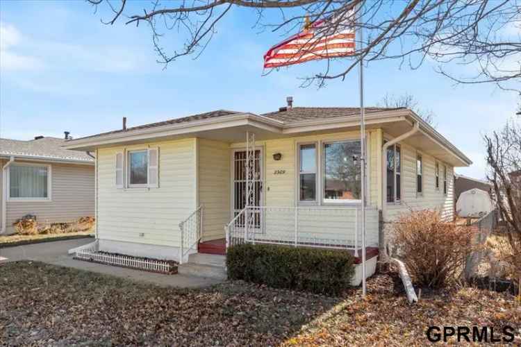 Single-family house For Sale in 2309, Avenue J, Council Bluffs, Iowa