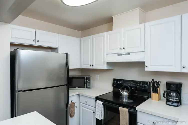 Updated 2 Bed 1 Bath Condo Near Mesa College Drive