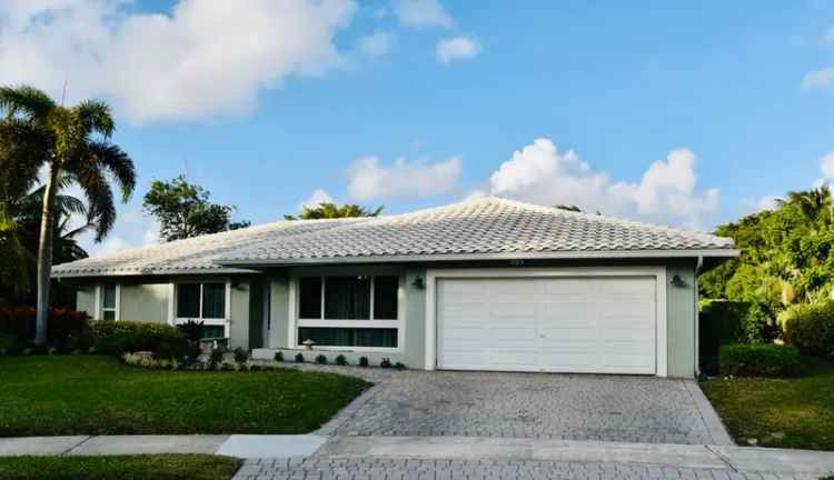 Single-family house For Sale in Boca Raton, Florida