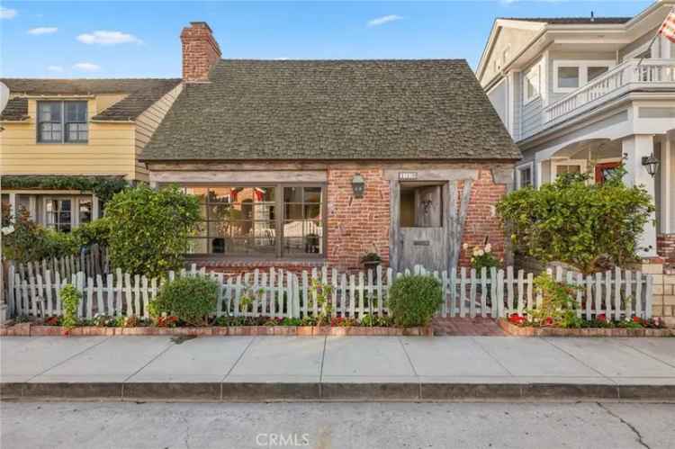 Single-family house For Sale in 119, Apolena Avenue, Newport Beach, California