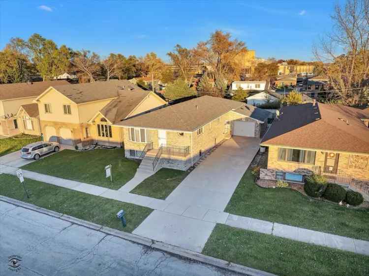 Single-family house For Sale in 9429, Meade Avenue, Oak Lawn, Illinois