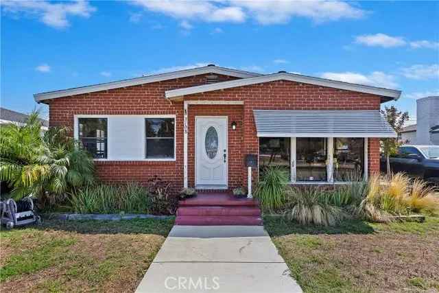 Single-family house For Sale in Long Beach, California