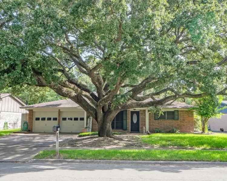 Single-family house For Sale in 2001, Baywood Drive, Bay City, Texas