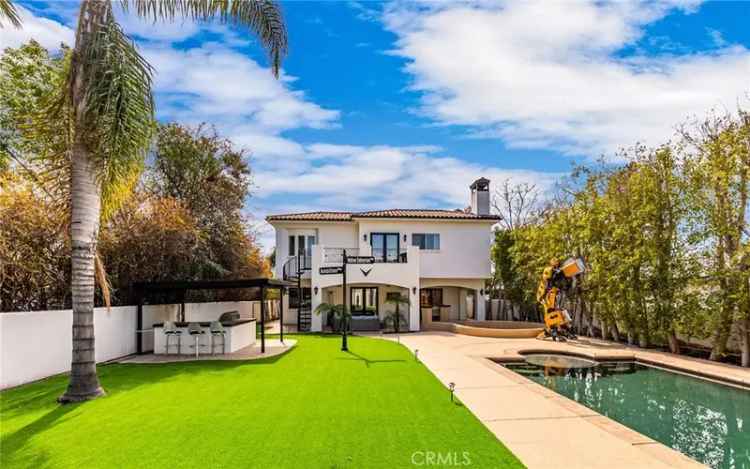 Single-family house For Sale in 23123, Oxnard Street, Los Angeles, California