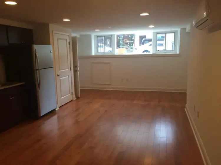 Rittenhouse Square Apartment - Hardwood Floors, Patio, In-Unit Washer/Dryer