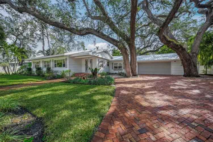 Single-family house For Sale in 3331, Old Oak Drive, Sarasota, Florida