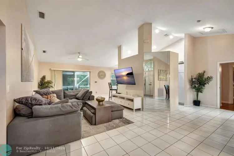 Single-family house For Sale in Greenacres, Florida