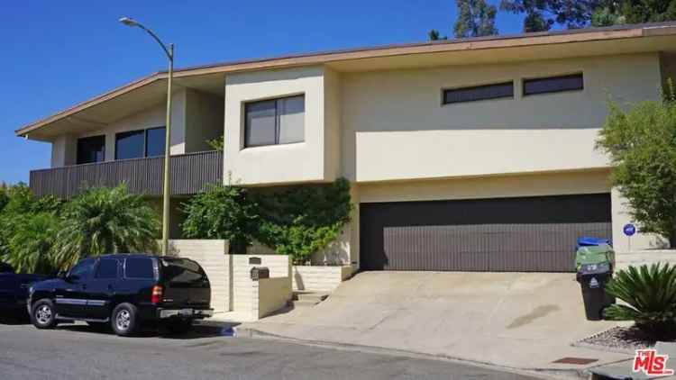 Single-family house For Sale in 1461, Laurel Way, Beverly Hills, California