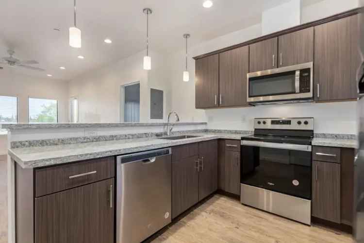 Modern 2bd 2ba Apartment Home Near Light Rail