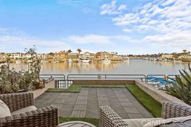 Single-family house For Sale in 17124, Bluewater Lane, Huntington Beach, California