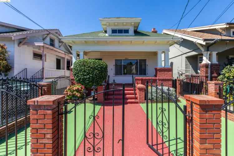 Single-family house For Sale in 2943, Chestnut Street, Oakland, California