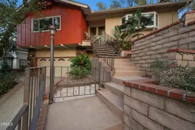 Single-family house For Sale in 3218, Vista del Mar Drive, Glendale, California