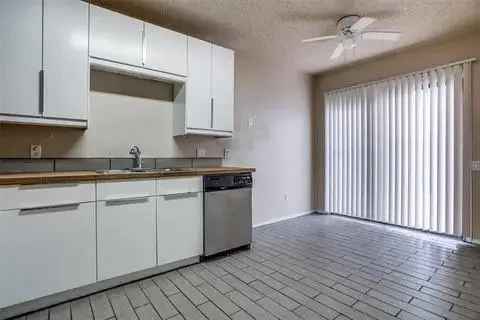 Condo For Rent in Arlington, Texas