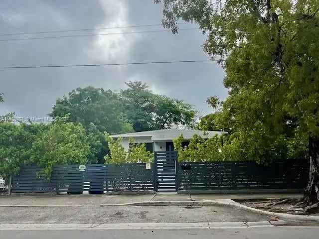 Single-family house For Sale in 90, Northwest 33rd Street, Miami, Florida