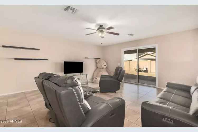 Single-family house For Sale in 4572, East Silverbell Road, San Tan Valley, Arizona