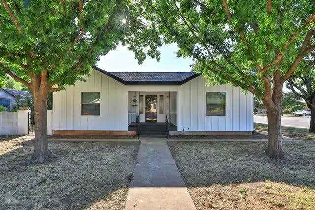 Single-family house For Sale in 1989, Santos Street, Abilene, Texas