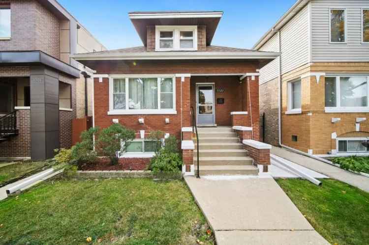 Single-family house For Sale in 5523, West Newport Avenue, Chicago, Illinois