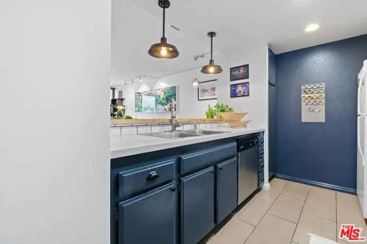 Condo For Sale in 600, West 9th Street, Los Angeles, California