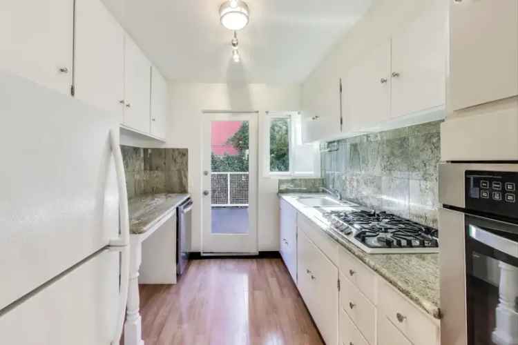 3bd 2ba Top Floor Unit with Huge Deck in SF