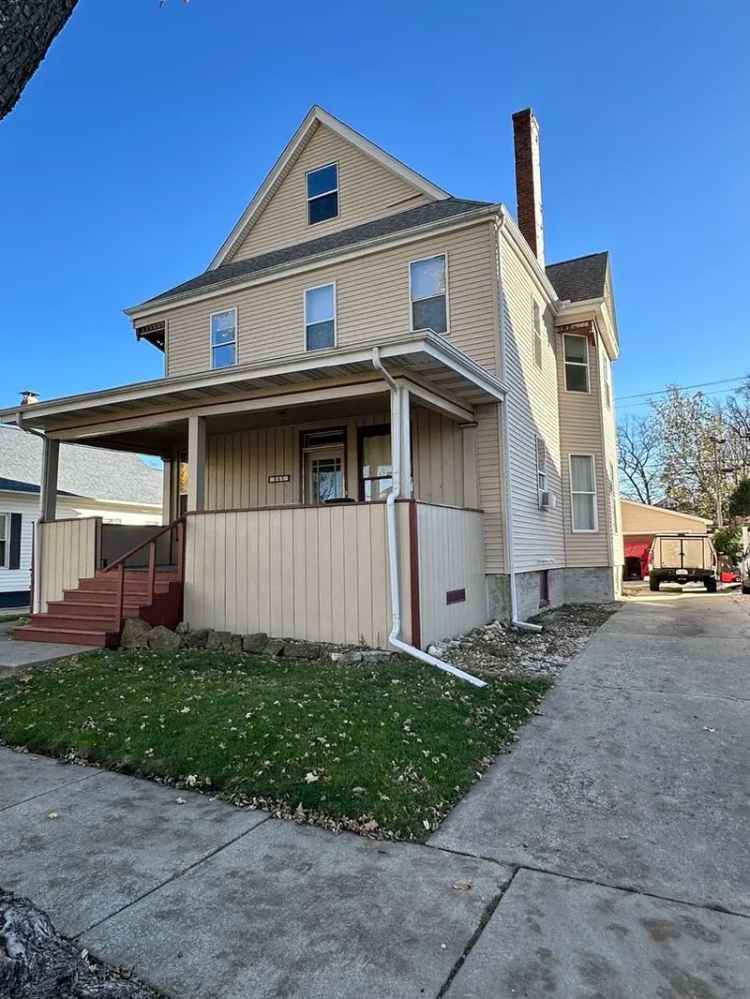 Multi-family house For Sale in 805, East Front Street, Bloomington, Illinois