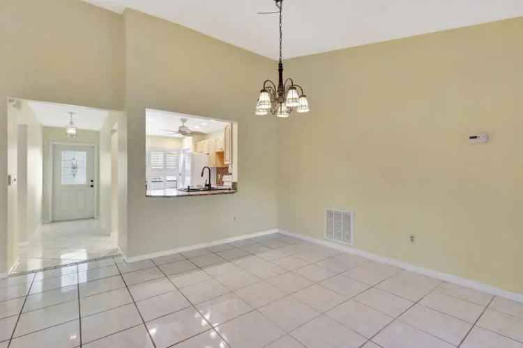 Single-family house For Sale in Greenacres, Florida