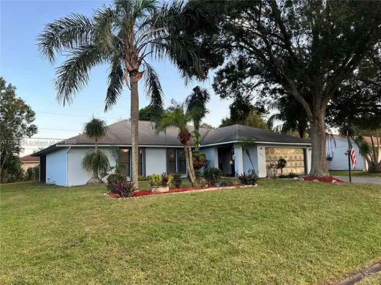 Single-family house For Sale in 1921, Southwest Hickock Terrace, Port Saint Lucie, Florida