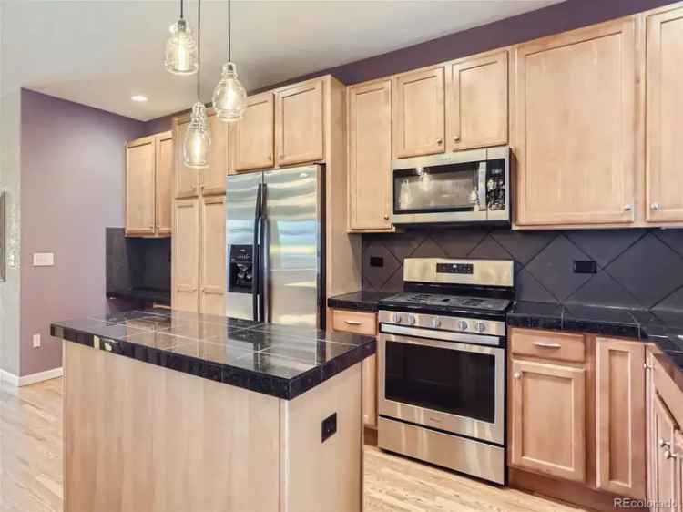 Single-family house For Sale in Lakewood, Colorado