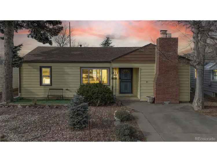 Single-family house For Sale in 1935, Nome Street, Aurora, Colorado