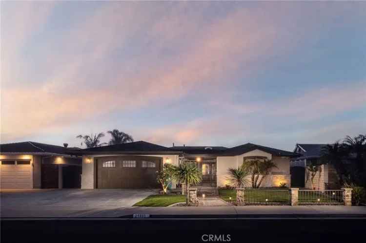 Single-family house For Sale in 21081, Barbados Circle, Huntington Beach, California