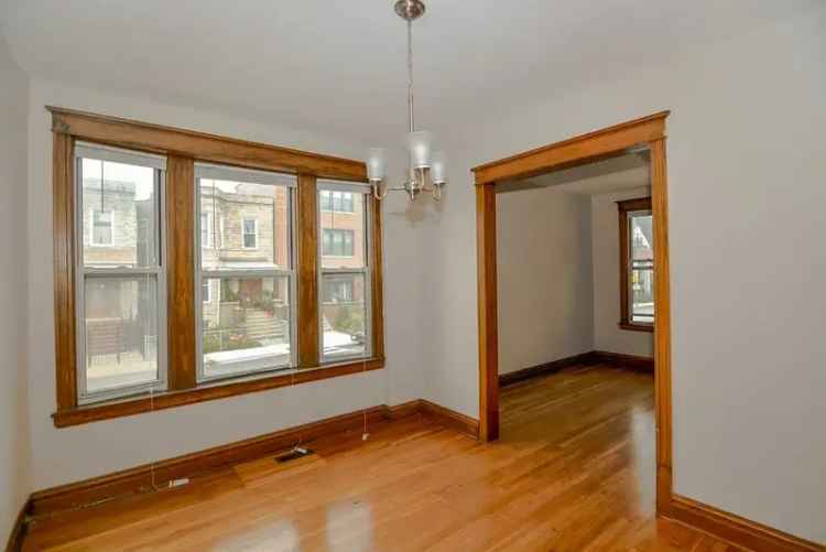 3 Bedroom Ukrainian Village Apartment for Rent - Updated Vintage Rehab