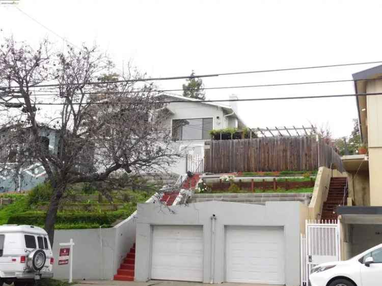 Single-family house For Sale in 2912, MacArthur Boulevard, Oakland, California