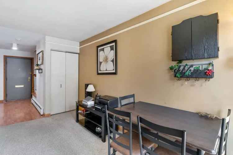 Condo For Sale in 1733, North Larrabee Street, Chicago, Illinois