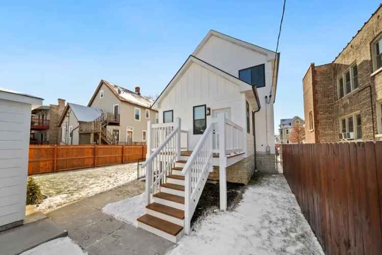 Single-family house For Sale in 5826, West Erie Street, Chicago, Illinois