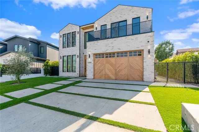 Single-family house For Sale in 16846, Addison Street, Los Angeles, California