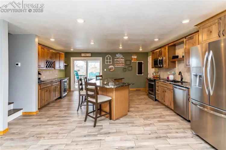 Single-family house For Sale in 1512, Saratoga Drive, Colorado Springs, Colorado