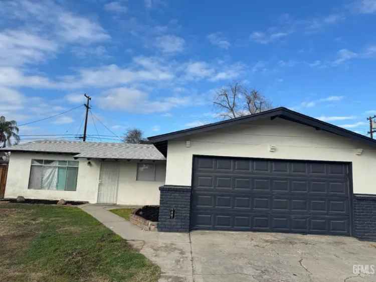 Single-family house For Sale in 1516, Falcon Avenue, Bakersfield, California