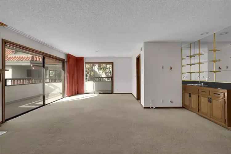 Condo For Sale in Long Beach, California