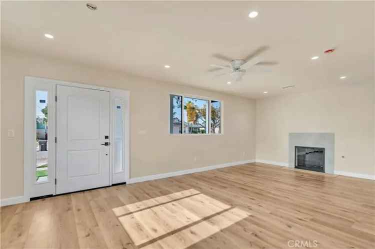 Single-family house For Sale in Long Beach, California