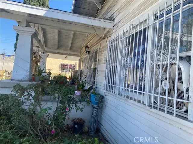 Single-family house For Sale in 1670, East 85th Street, Firestone Park, California