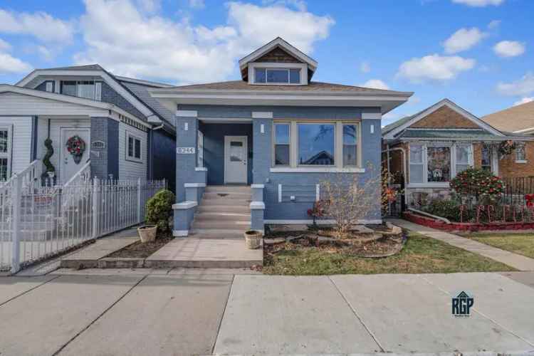 Single-family house For Sale in 6344, South Mozart Street, Chicago, Illinois