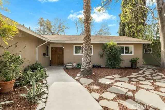 Single-family house For Sale in 21830, Eccles Street, Los Angeles, California