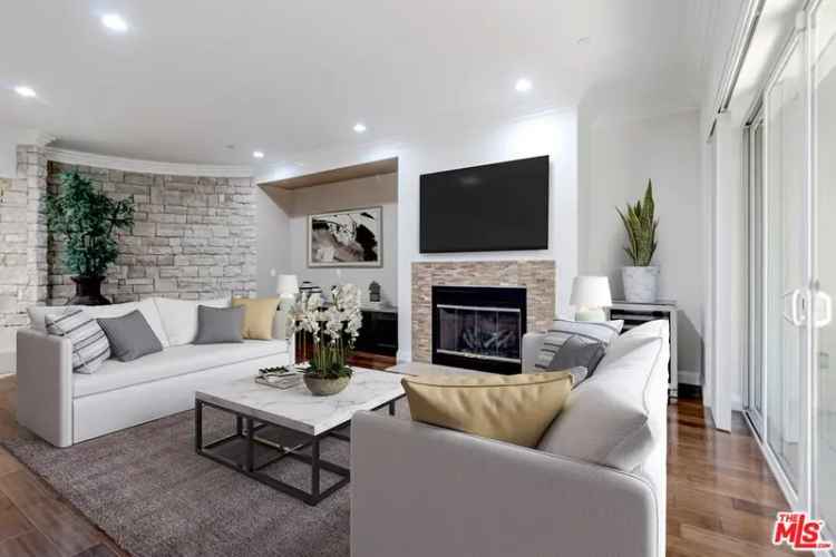 Condo For Sale in Los Angeles, California