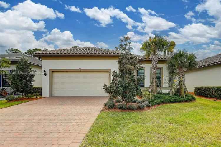 Single-family house For Sale in Port Saint Lucie, Florida