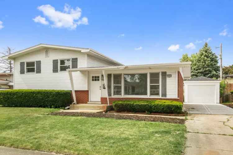 Single-family house For Sale in 251, Tahoe Drive, Chicago Heights, Illinois