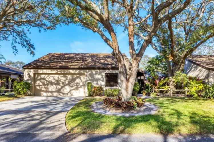 Single-family house For Sale in 3711, Glen Oaks Manor Drive, Sarasota, Florida