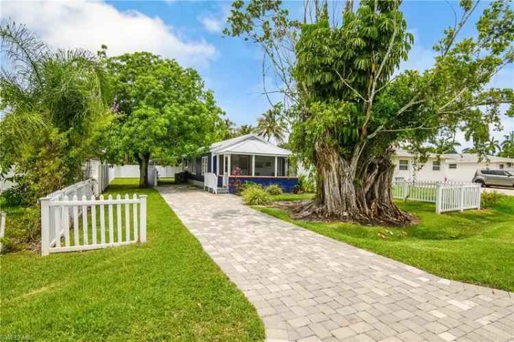 Single-family house For Sale in East Naples, Florida