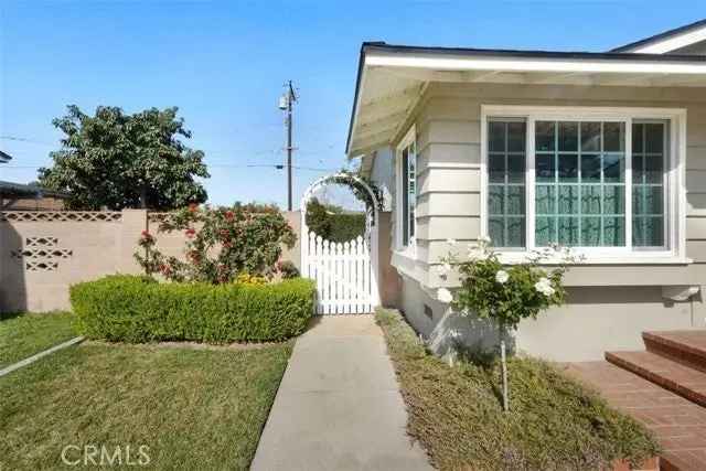 Single-family house For Sale in 7201, El Veloz Way, Buena Park, California