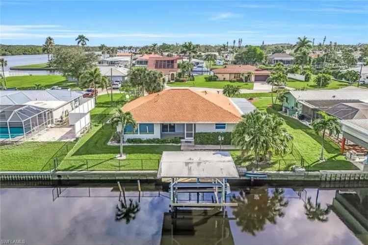 Single-family house For Sale in Fort Myers Shores, Florida