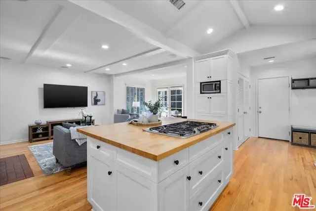 Single-family house For Sale in 3810, Rhodes Avenue, Los Angeles, California