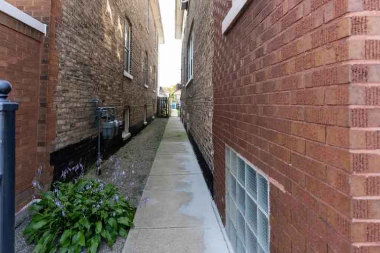 Multi-family house For Sale in 6738, South Campbell Avenue, Chicago, Illinois